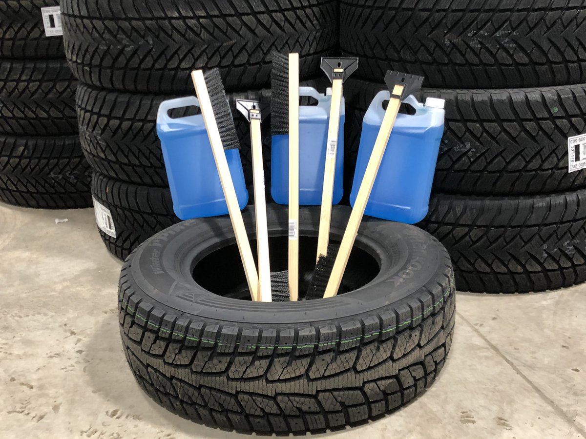 BarriePolice's tweet photo. Were you caught off guard by the winter weather overnight? If so, #BarriePolice is reminding motorists that now is the time to get your car ready for winter. Snow tires, a snow brush, extra washer fluid &amp; a roadside emergency kit are necessary items to have to keep you safe. https://t.co/RSQjVylrVZ