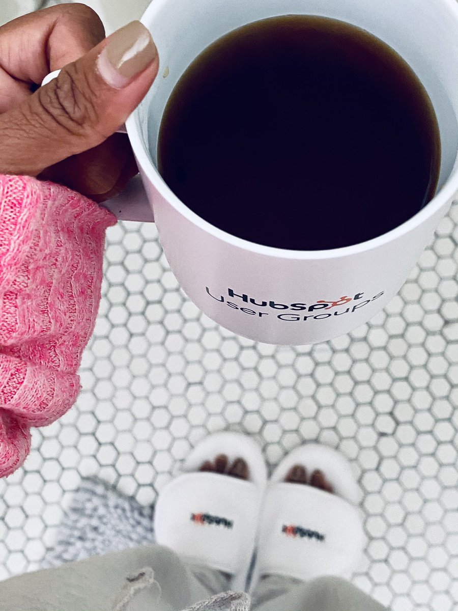 srcorley's tweet image. When @HubSpot takes care of your morning cuppa and keeps your feet warm too. 🧡 Ready for whatever this week brings... #hubspotting