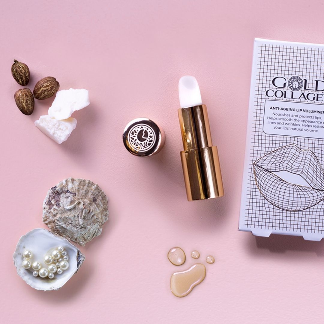 Manteca de karité, polvo de nácar, aceite de coco, cera de abeja y aceite de ricino. 5 activos naturales para garantizar unos labios hidratados y protegidos. Además, trabaja constantemente para reducir la apariencia de las líneas finas y las arrugas.