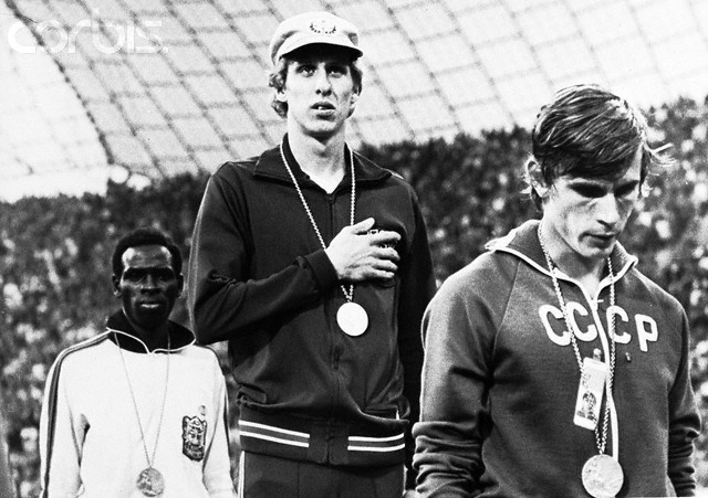 #102800m gold medalist from 1972 Munich, David Wottle wore a cap while running - it was only to prevent his long hair from getting in to his eyes - that landed him in a soup though was when he wore it to the OLY podium - people assumed he was protesting against the IOC