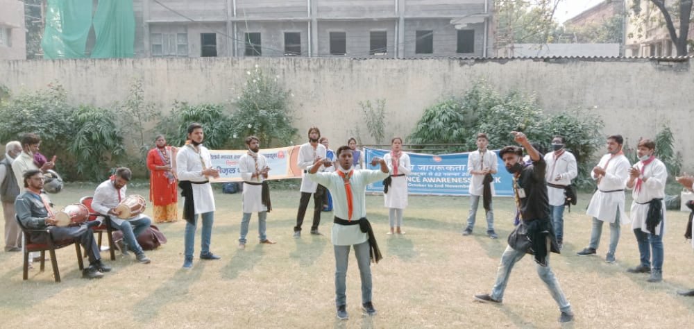 NrbsG's tweet photo. जिला लखनऊ के द्वारा भ्रष्टाचार पर एक नुक्कड़ नाटक की प्रस्तुति आज मण्डल रेल प्रबंधक कार्यालय में  कराई गई जिसके माध्यम से समाज को सतर्क रहने और जागरूक रहने की सलाह दी गई @drmlko25 @veenaiscool @SRDPONRLKO @SrDOMLKO #VigilanceAwarenessWeek2020 https://t.co/y6MBN8g099