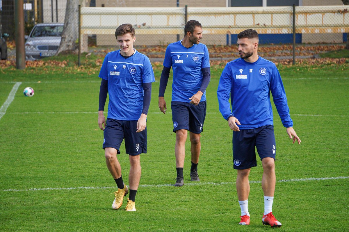 Bei Laufubungen Und 5 Gegen 2 Wurde Heute Im Spielersatztraining Geschwitzt Fussball Addict