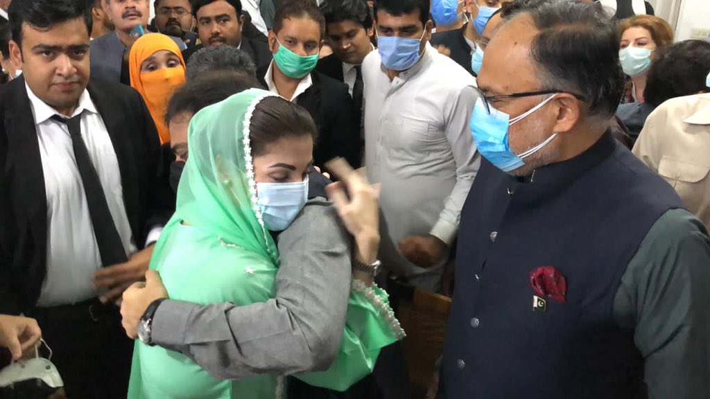 TIIcon1's tweet photo. #ShameOnPMLN
@MaryamNSharif bgori 
#غدارلیگ 
Ko dika rahi hy k kaisy mohrim pic 1 &amp; na mohrim pic 2 sai mila jata hy
Na mohrim ko #سینہ_تان_کے k seny sai lgana hy
#مریم_کے_کتورے_جوان 
Ke kia trbeyat ho rahi hy 
 #تنظیم_سازی
Kaisy shoro krni hy
#Article6ForPDM 
Here is the video https://t.co/wOPvQxkvMp