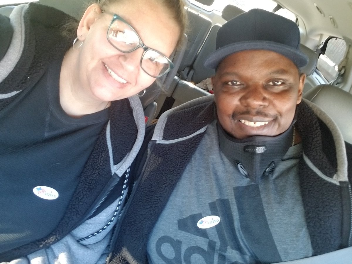 BusyDizzyMomO4's tweet photo. 2 blue votes in Michigan! #VoteForAmericaSelfie https://t.co/L4xC3FjeWi