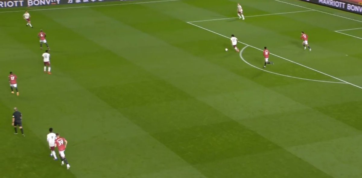 Pressing – Very Poor IIElneny gets the ball in acres of space and he's allowed to jog ~30 yards up the pitch until Rashford eventually starts to sprint. This was ridiculously poor, honestly. Laughable to an extent.