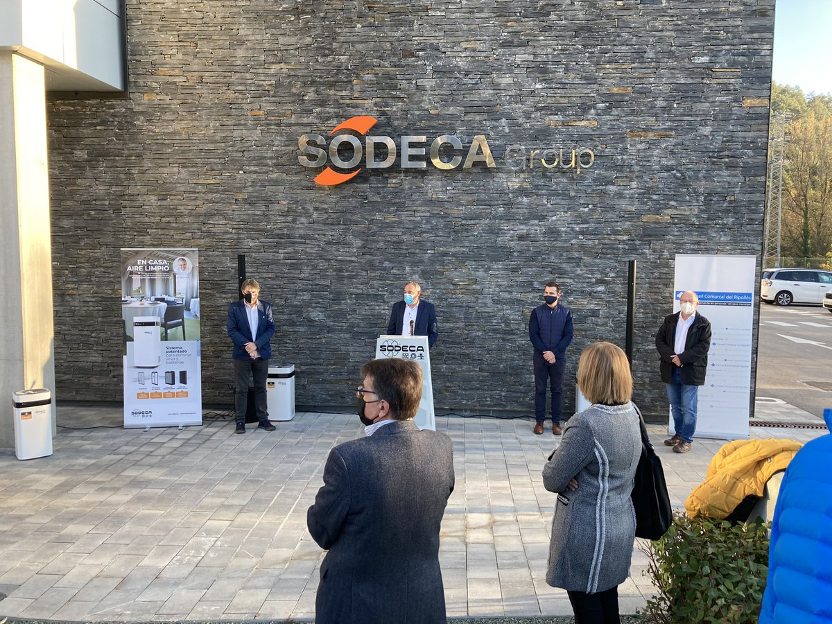 Cati_Girona's tweet photo. L’empresa ripollesa @sodeca dona un purificador d’aire portàtil a cada un dels centres escolars de la comarca. Això evitarà haver de ventilar aules a l’hivern. https://t.co/ApfG2GeQ7J
