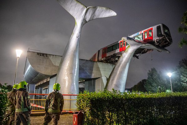 危機一髪クジラの彫刻が電車救う  