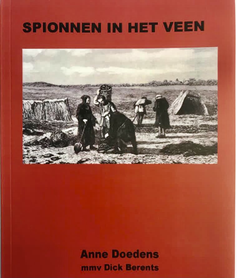 James Bond in de polder! CvdK <a href="/HansOosters/">Hans Oosters</a> ontving vanmiddag van auteurs <a href="/DrAnneDoedens/">Dr. Anne Doedens</a> en Dick Berents het 1e exemplaar ‘Spionnen in het veen’: een publicatie over turf-strijd in het Utrecht van de 16de eeuw voor online <a href="/museumdebilt/">onlinemuseumdebilt</a>.