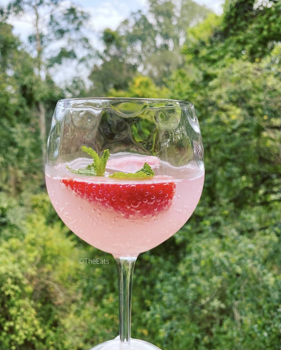 _theeats's tweet photo. ...good day to have a mocktail too🍹 
I used strawberry and mint syrup, ice &amp; soda water. Garnished with strawberry &amp; mint. It is indeed strawberrrrry &amp; mintyyy 😅😅😍😋
#Foodie #Mocktailideas #Theeats https://t.co/nrl8sSS0um