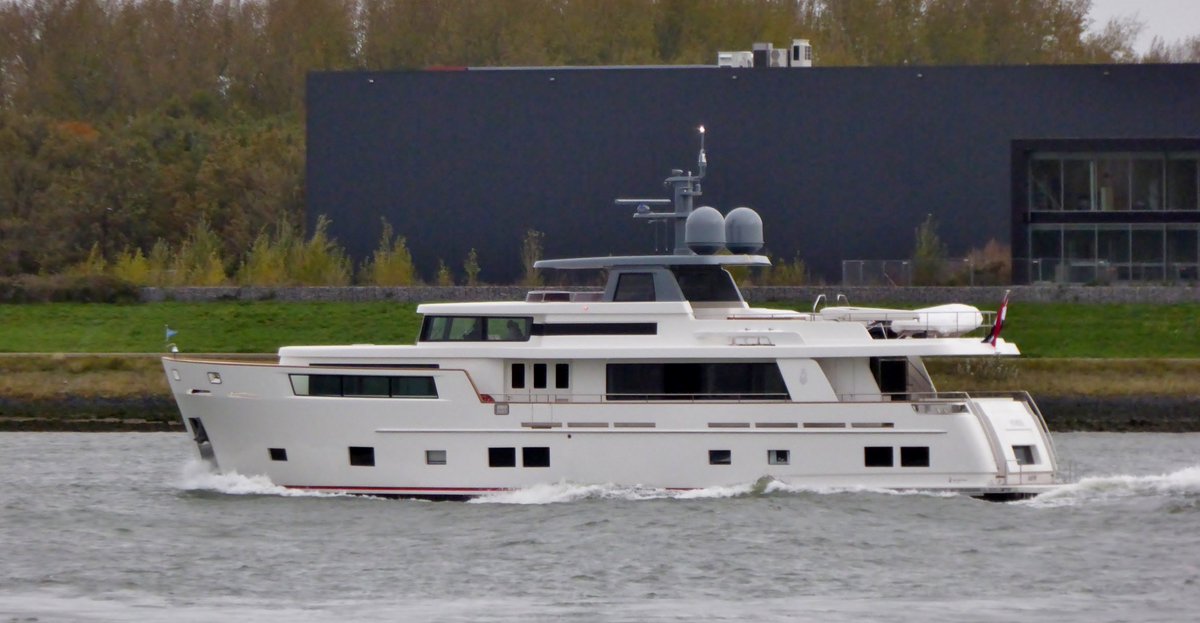 Dutchyachting's tweet photo. #VanderValkShipyard’s #explorer #Venera was launched at the beginning of last month. The 28m/ 91’1” #RaisedPilothouse #yacht was pictured by Jan while heading to and returning from the #NorthSea for #seatrials last Friday. Photos by Jan Oosterboer. https://t.co/k8AMzxXyMA