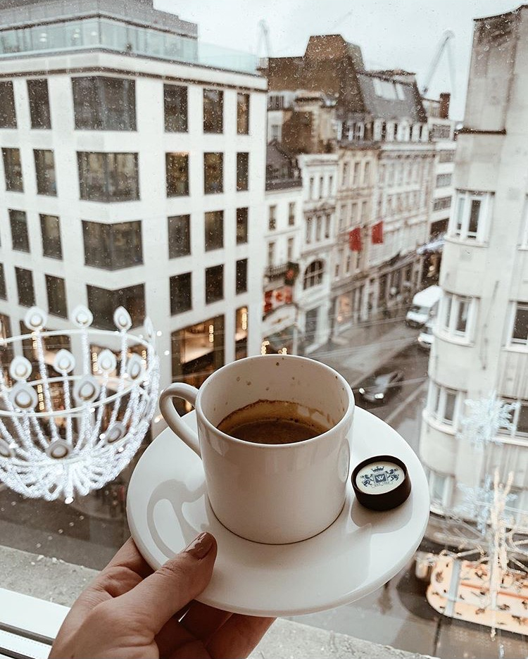 Watch from the comfort of your guestroom or suite as the Bond Street Christmas lights make their first twinkling appearance tonight! #WestburyMayfair #BondStreet #Christmaslights #bondstreetlondon #mayfairlondon #christmaslightswitchon 
Photo via IG @ karolinastateofmind