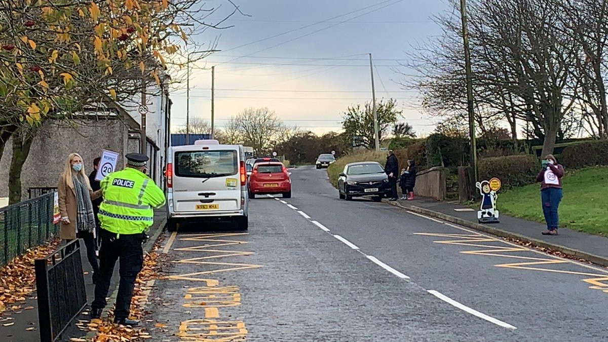 PSOSEastLothian's tweet photo. Community officer, PC Matthews was out in Elphinstone today working with the Primary School and parents to promote road safety. 

Please adhere to the 20mph limit in the Town to keep our children safe.

More checks will be done in the coming weeks. https://t.co/s7hfWlkMoS