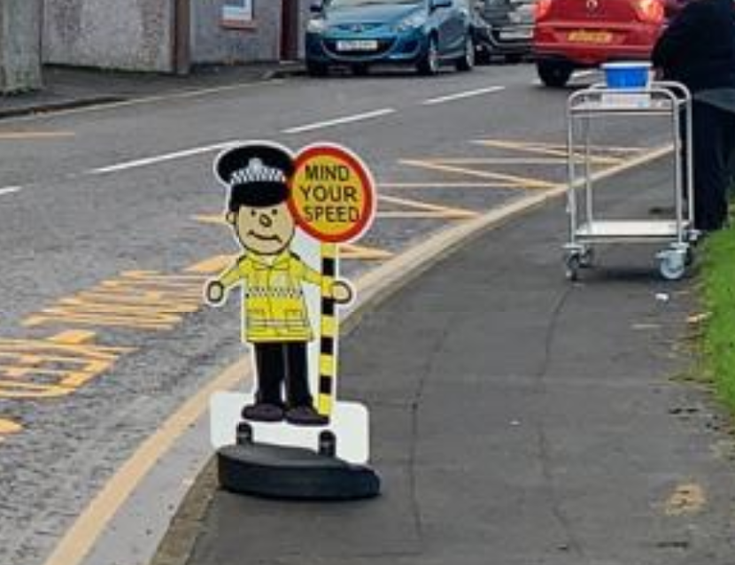 PSOSEastLothian's tweet photo. Community officer, PC Matthews was out in Elphinstone today working with the Primary School and parents to promote road safety. 

Please adhere to the 20mph limit in the Town to keep our children safe.

More checks will be done in the coming weeks. https://t.co/s7hfWlkMoS
