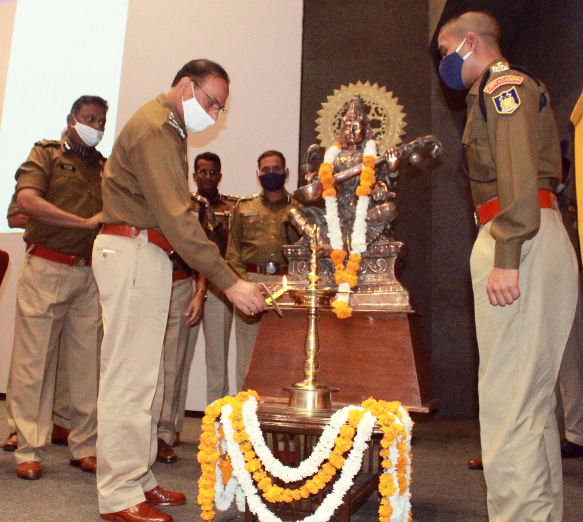 crpfacademyggm1's tweet photo. Today, 134 trainees including 3 lady officers of 52nd batch DAGOs commenced their basic training at CRPF Academy. Sh. K. S. Bhandari, ADG / Director CRPF Academy inaugurated the course.
@crpfindia https://t.co/L6SI7gqAfs