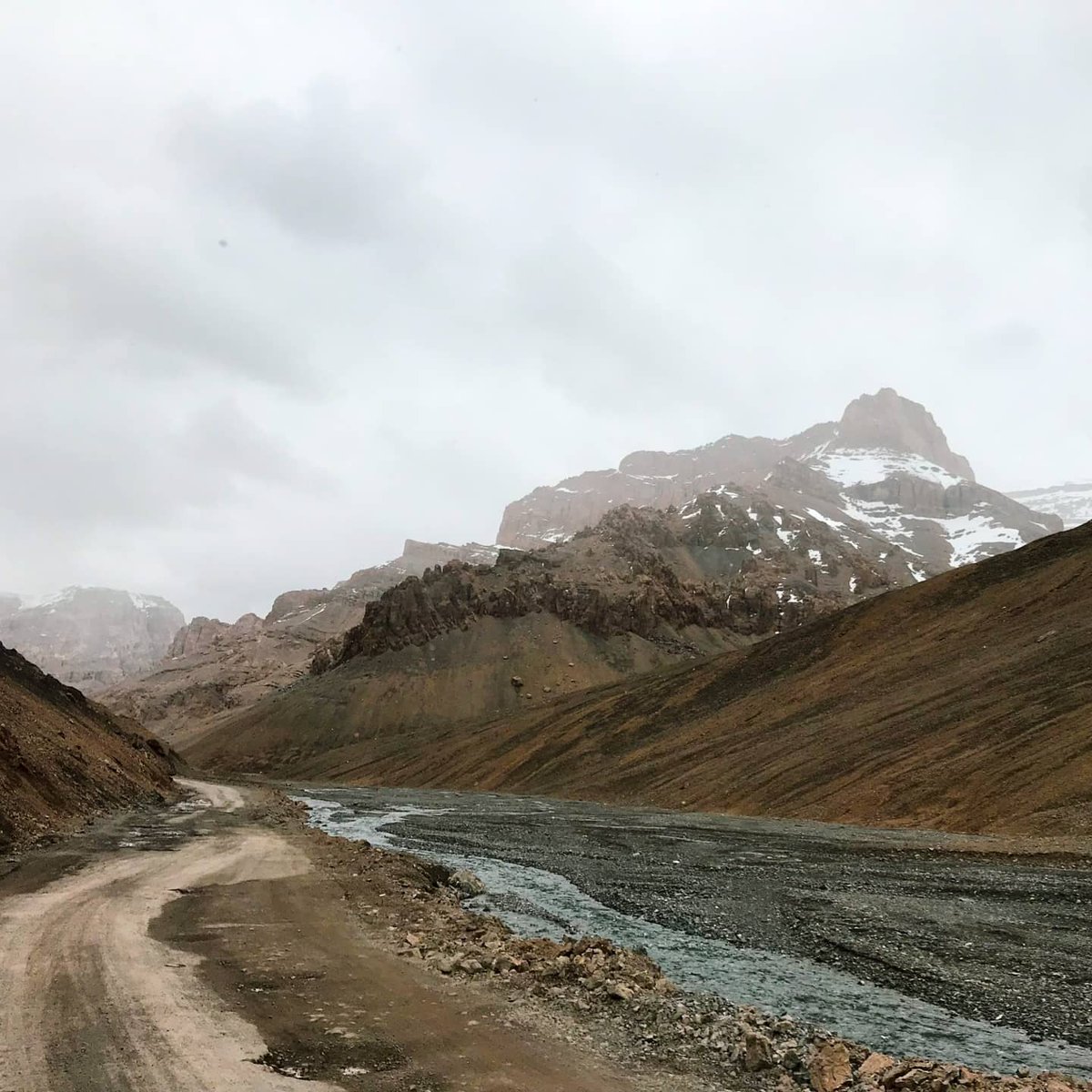 Unique landscape of the #ManaliLehHighway in #Ladakh!
Catch the full video of this journey youtu.be/0JSzZ2E7lII

#xte #xploretheearth #ladakhdiaries #landscape #earthporn #bicycletouring #bikepacking #mountainscapes #adventureisoutthere #goxplore #manalilehcycling