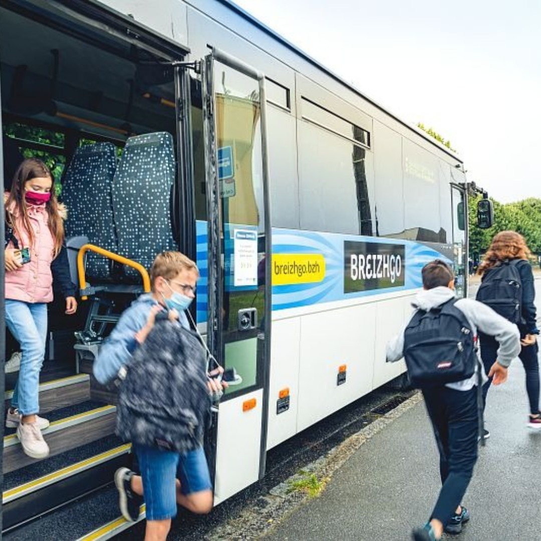 regionbretagne's tweet photo. Le transport régional #BreizhGo est maintenu pendant le #confinement.

🔹Transport scolaire : horaires inchangés
🔹TER et cars : circulation maintenue
🔹Liaisons maritimes : les sites des compagnies compilent toutes les informations nécessaires

ℹ️ https://t.co/i6O6lzB9hj https://t.co/8zYIs9zcTm