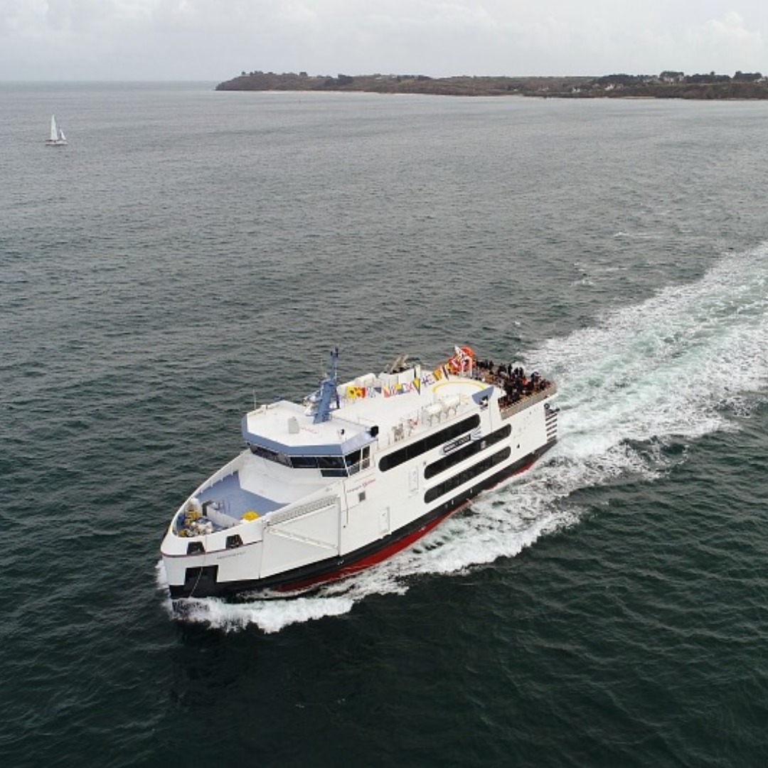 regionbretagne's tweet photo. Le transport régional #BreizhGo est maintenu pendant le #confinement.

🔹Transport scolaire : horaires inchangés
🔹TER et cars : circulation maintenue
🔹Liaisons maritimes : les sites des compagnies compilent toutes les informations nécessaires

ℹ️ https://t.co/i6O6lzB9hj https://t.co/8zYIs9zcTm