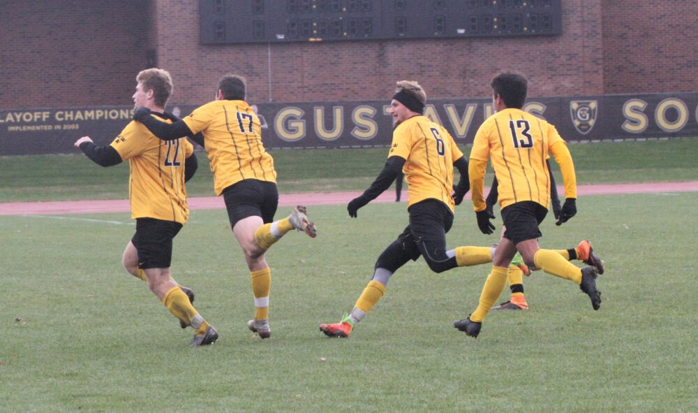 gustiemsoccer's tweet image. ONE YEAR AGO TODAY 🏆

An 88’ goal scored by @raphacattelin 2-1 win over Macalester secured the MIAC title and #1 overall seed in the playoffs! 

#gogusties👑👑👑