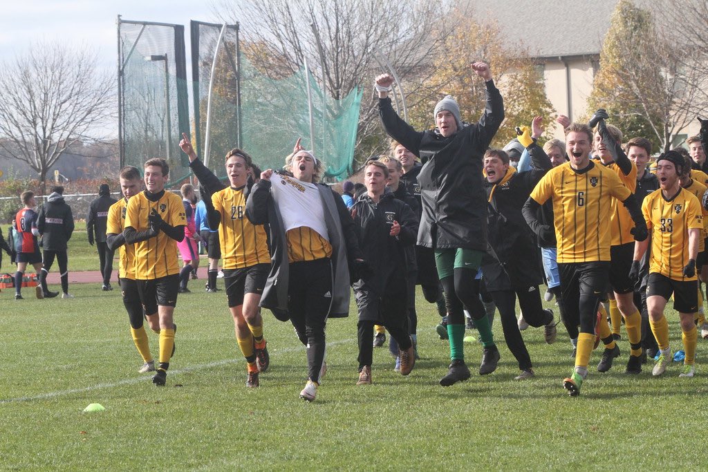 gustiemsoccer's tweet image. ONE YEAR AGO TODAY 🏆

An 88’ goal scored by @raphacattelin 2-1 win over Macalester secured the MIAC title and #1 overall seed in the playoffs! 

#gogusties👑👑👑