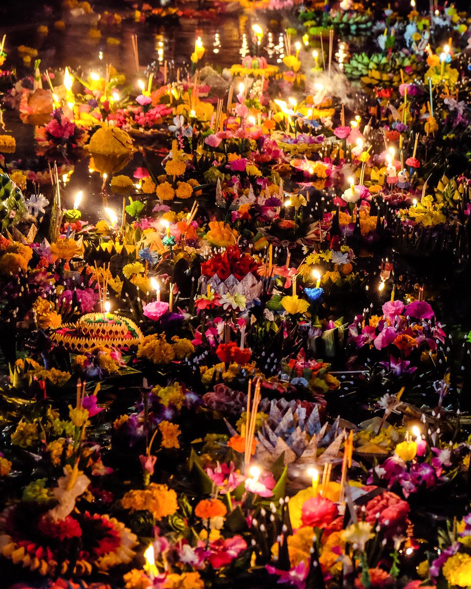 DiscoveringBKK's tweet photo. #LoyKrathongFestival is one of Thailand's most popular festivals celebrated annually on the Twelfth Lunar Month's Full-Moon Day. 

🔗 https://t.co/tHqr2BPaq1

📷  https://t.co/djwV8biA9O

⁣⁣⁣#discoveringbangkok #loykrathongday #fullmoonday #flowersonthewater #lanternfestival https://t.co/JTmxbZXDuh
