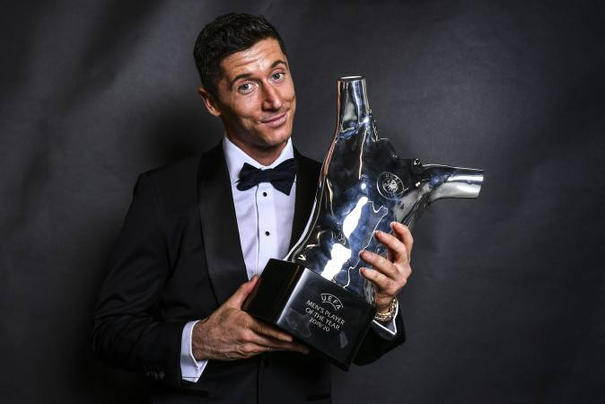 Lewandowski vs Luis Suarez- More goals with POLAND playing against much harder opposition than Suarez with Uruguay - Almost TRIPLE the amount of UCL goals than Suarez and will end up as third highest goalscorer in its history - Outscored Suarez in 7 of the last 10 seasons...