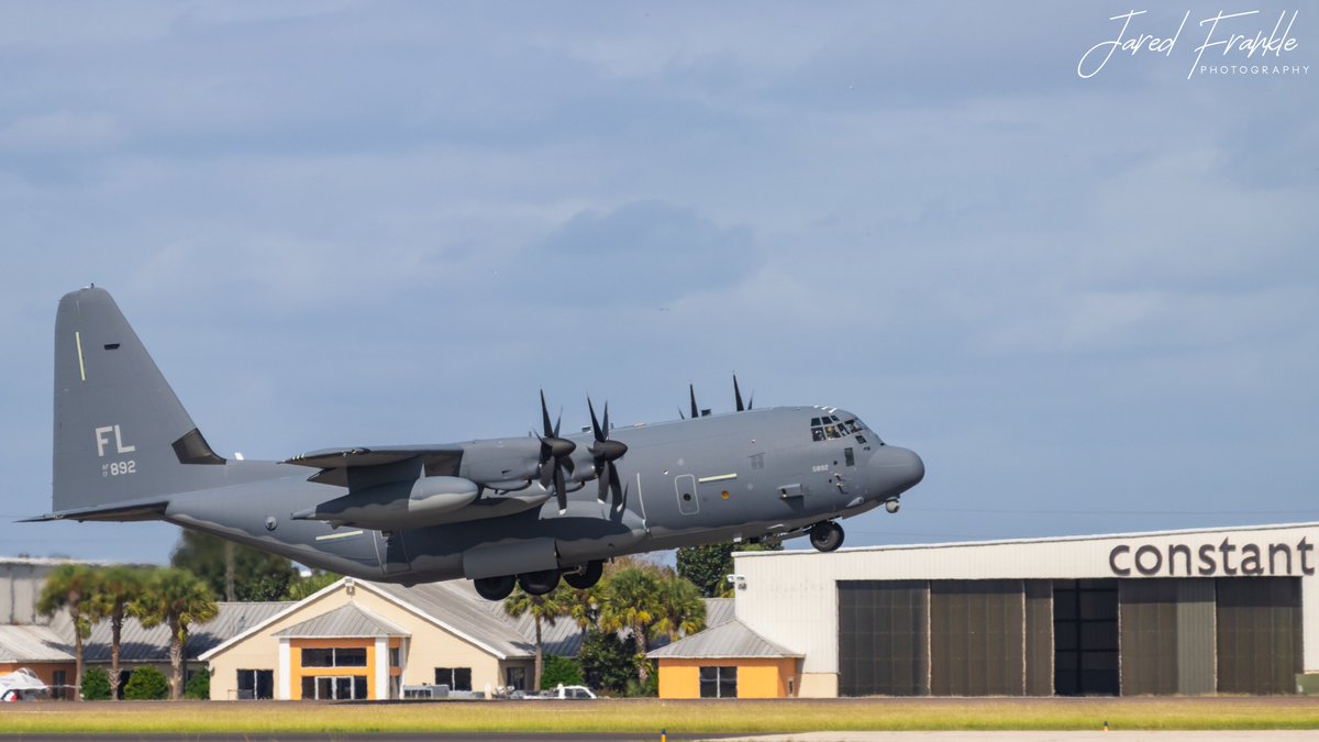 JFrankleKSC's tweet photo. C-130 Takeoff before national anthem.
#airshow #photography #lockheedmartin #airandspaceshow #plane https://t.co/FiPgi2Olqa