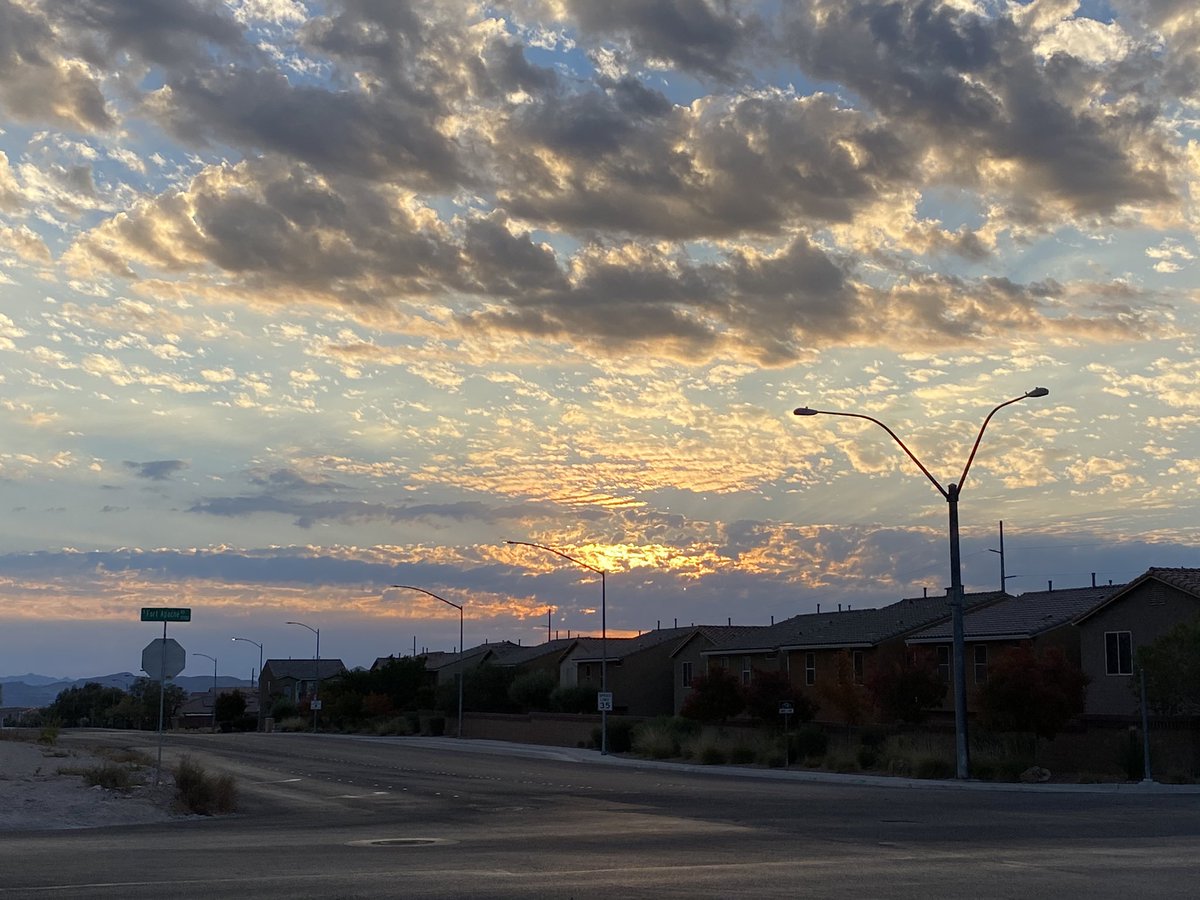 Msaudimus's tweet photo. Today’s run did not suck. #SunriseRun #DesertLove #MyBackyard https://t.co/3wq7GRd3JT