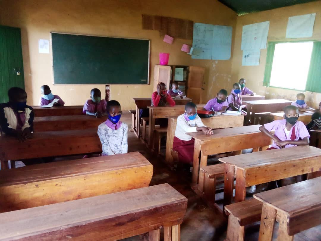 NgomaYouth's tweet photo. Uyu munsi urubyiruko rw' abakorerabushake rwa @NgomaYouth rwakomereje ubukangurambaga bwo kurwanya #COVID19 mu bigo by' amashuri bigize @NgomaDistrict aho bakanguriraga abanyeshuri #Kwambaraagapfukamunwaneza, #gukarabaintoki neza n' isabune no #gusigainteraihagije hagati yabo https://t.co/LJQTVGnvpZ