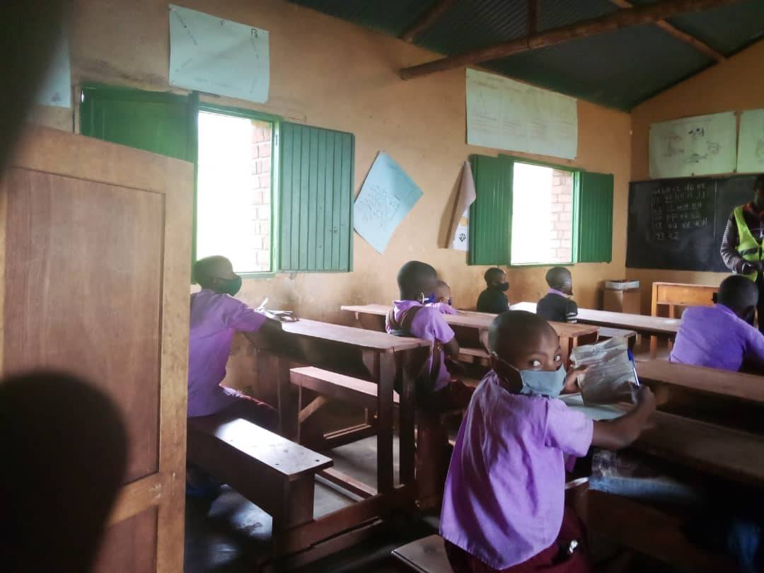 NgomaYouth's tweet photo. Uyu munsi urubyiruko rw' abakorerabushake rwa @NgomaYouth rwakomereje ubukangurambaga bwo kurwanya #COVID19 mu bigo by' amashuri bigize @NgomaDistrict aho bakanguriraga abanyeshuri #Kwambaraagapfukamunwaneza, #gukarabaintoki neza n' isabune no #gusigainteraihagije hagati yabo https://t.co/LJQTVGnvpZ