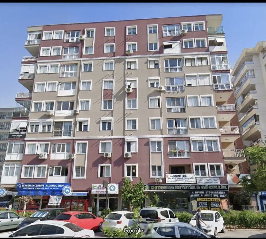 Hayatımda hiç görmediğim ve önünden bile geçsem asla umrumda olmayacak bir binanın ve içinde yaşayanların hikayesine tanık olmak...şimdi burda kimler oturuyordu biliyorum...Keşke böyle tanışmasaydık sizinle... bizde yıkıldık...#rızabeyapartmanı #izmirdepreminde #izmir