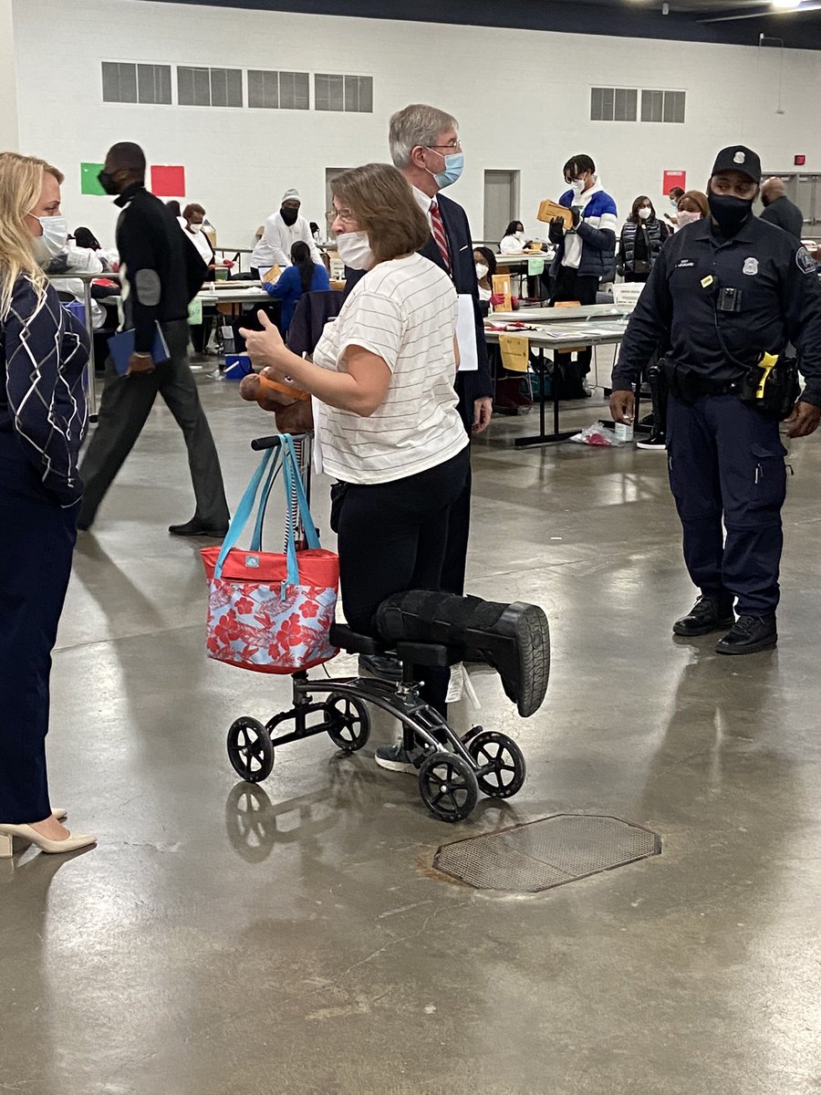 ALERT: Detroit Police have just kicked out another poll challenger at TCF Center in Detroit causing a scene for refusing to wear a mask properly. It was not covering her nose. They asked her to wear it correctly, but she appeared to refuse. – bei  TCF Center