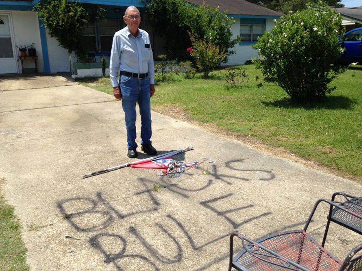 (11069166) Vandals spray paint Nancy Pelosi's house and leave