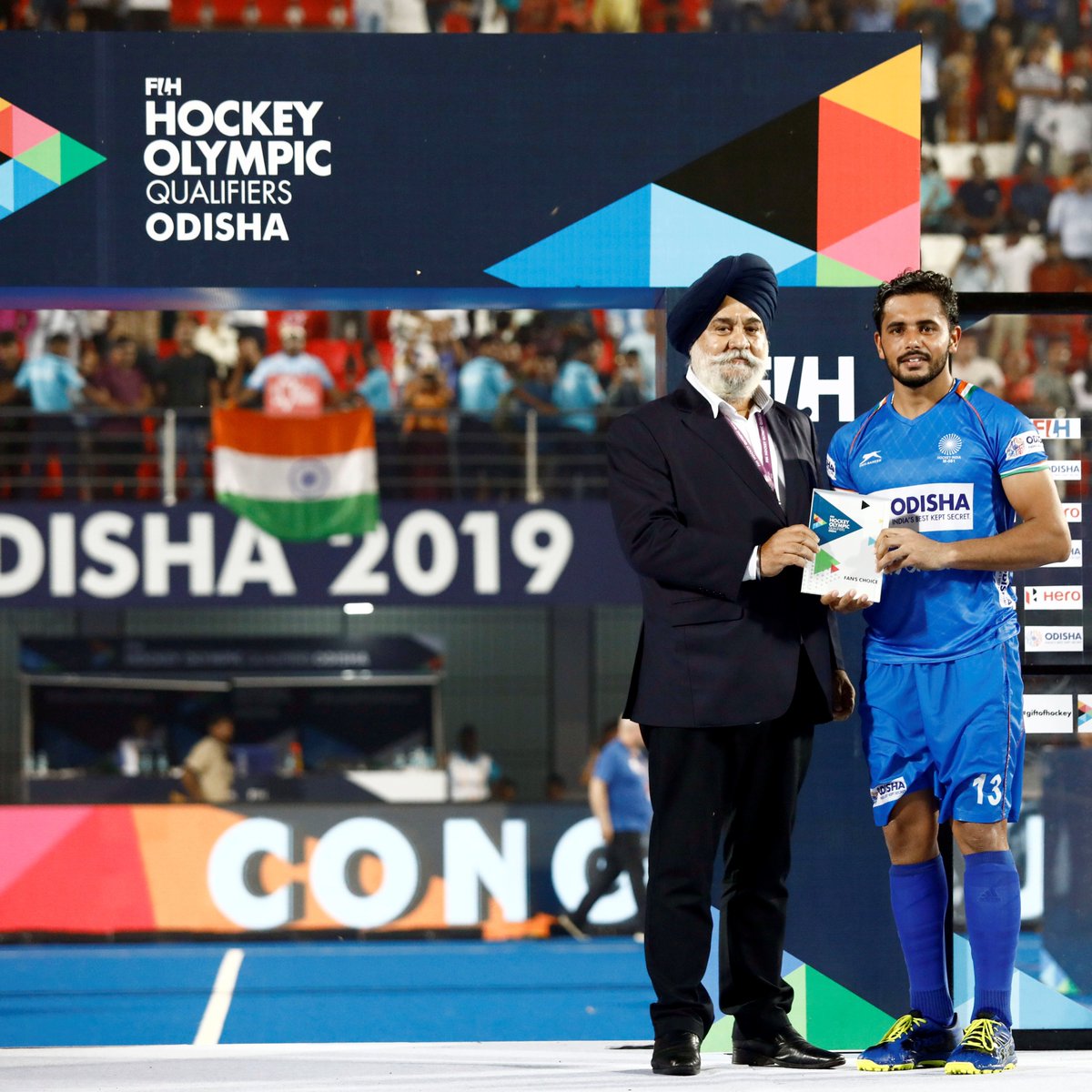 TheHockeyIndia's tweet photo. A round of applause for Gurjit and Harmanpreet who bagged the Odisha Fan Choice Awards that evening.
#IndiaKaGame #FIHHockeyOlympicQualifiersOdisha #INDvUSA #INDvRUS #RoadToTokyo #Tokyo2020 #KalingaKalling #GiftOfHockey @13harmanpreet https://t.co/zFZcdXfV4j
