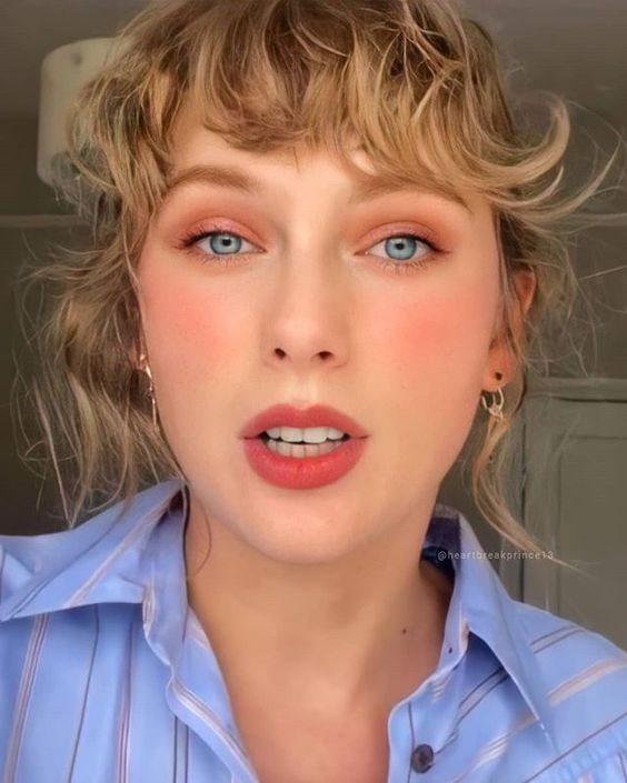 TSwiftBoost's tweet photo. RT to vote Taylor Swift for Artist of the Year at the #AMAs https://t.co/YLqwVTQE2m