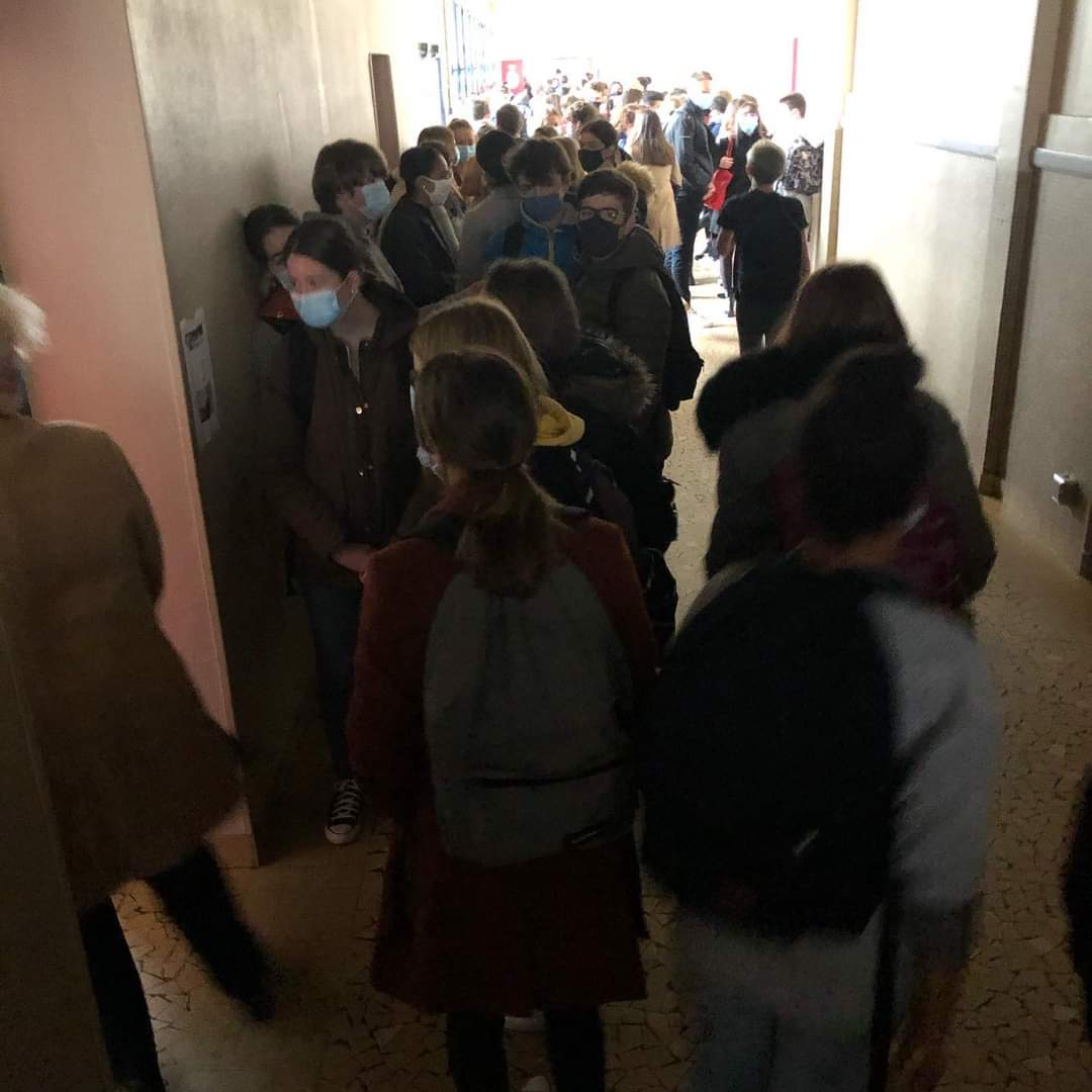 binbin_____'s tweet image. J'me revois entrain de me plaindre dans la queue du self à Zola, mais là c'est autre chose mdr