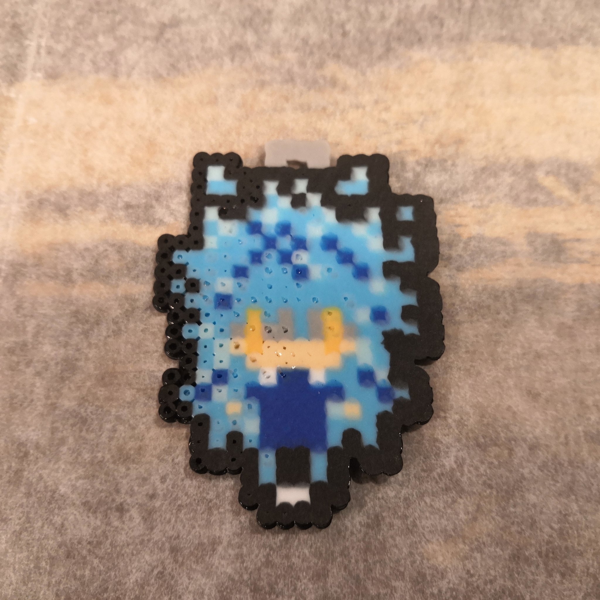 ぜろ 昨日に引き続きアイロンビーズでドット絵イデア作りました いまだにアイロンするコツがつかめてないので今日は温めすぎてすごい溶けた またつくりなおすかも そろそろ100均のアイロンビーズだけでは色の限界が来ている ツイステ手芸部