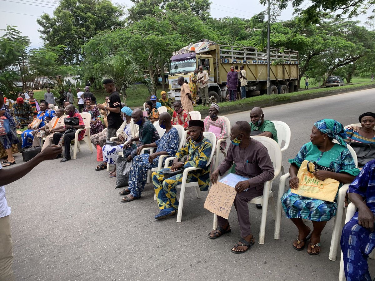 SaharaReporters's tweet photo. Cross River Retirees Protest Non-payment Of Pension, Block Highway | Sahara Reporters https://t.co/nX8zS519vw https://t.co/C5xAWCm6sF