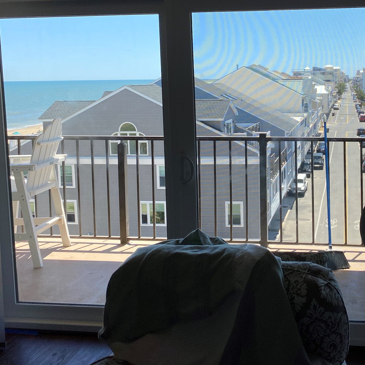 _GoGlass's tweet image. Sunny days deserve the best view possible! Call us to upgrade your patio doors at 800.746.4527! #GoGlass #patiodoors