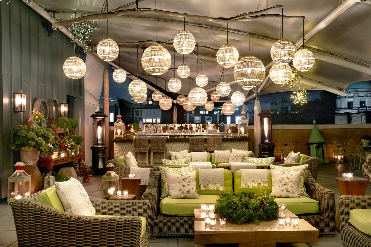 Ham_Yard's tweet image. Join us tonight, tomorrow and Wednesday for our Winter Roof Terrace Nights. Cosy up under warm woollen blankets and sip your way through a delicious menu of #cocktails while overlooking the rooftops of #Soho and beyond #hamyardhotel #london #roofterrace firmdalehotels.com/hotels/london/…