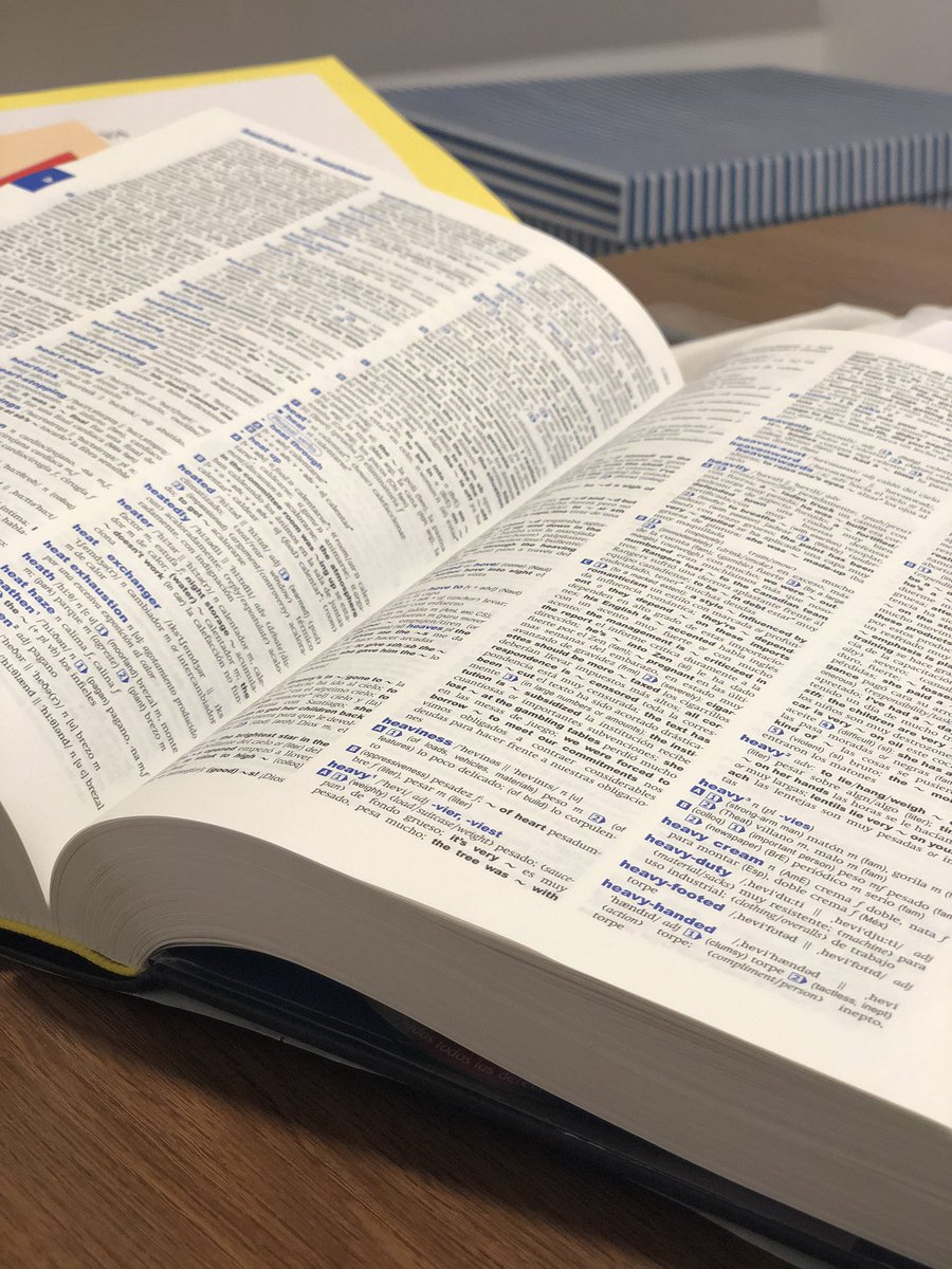 immagelabert's tweet photo. Estudiar amb el plaer de retrobar l’olor i el tacte dels diccionaris.
M’encanta 🥰 #ullsblaus https://t.co/jzd5o6T4xc