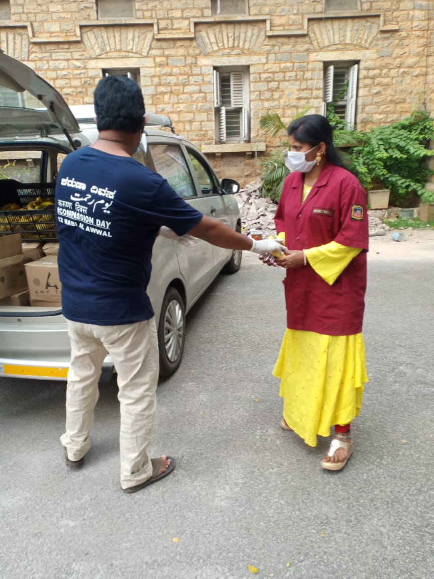imtiaza92731719's tweet photo. #Compassionday #Compassionmonth Day10 of month long activity at Bengaluru. Water and fruit distribution https://t.co/MejrAmt08u