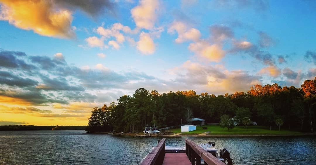 BumFloat's tweet image. This month, we’re showing #LakeLove to Lake Murray in Columbia, South Carolina! Nicknamed the “Jewel of South Carolina,” this 55,000-acre reservoir offers countless adventures 365 days a year. The lake’s calm waters are perfect for sailing, fishing or maybe even a cold swim!