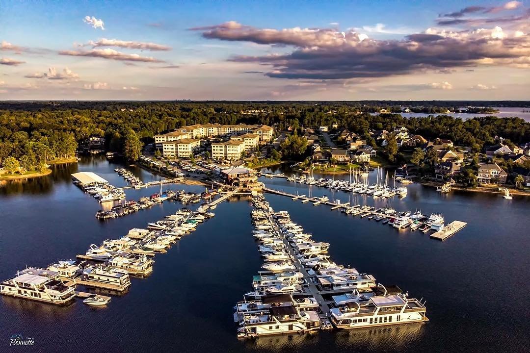 BumFloat's tweet image. This month, we’re showing #LakeLove to Lake Murray in Columbia, South Carolina! Nicknamed the “Jewel of South Carolina,” this 55,000-acre reservoir offers countless adventures 365 days a year. The lake’s calm waters are perfect for sailing, fishing or maybe even a cold swim!