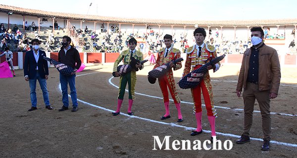 objetivoeltoro's tweet photo. 🔴GUIJUELO:"Como la jamón, Guijuelo es al toreo"
Las imágenes y crónica de la tarde con los triunfos de #AntonioGrande #Diosleguarde y #Garcigrande junto al debut de #JMSerrano 👇👇
https://t.co/VJJ8JCyOC4 https://t.co/Qu2PE9IcBE