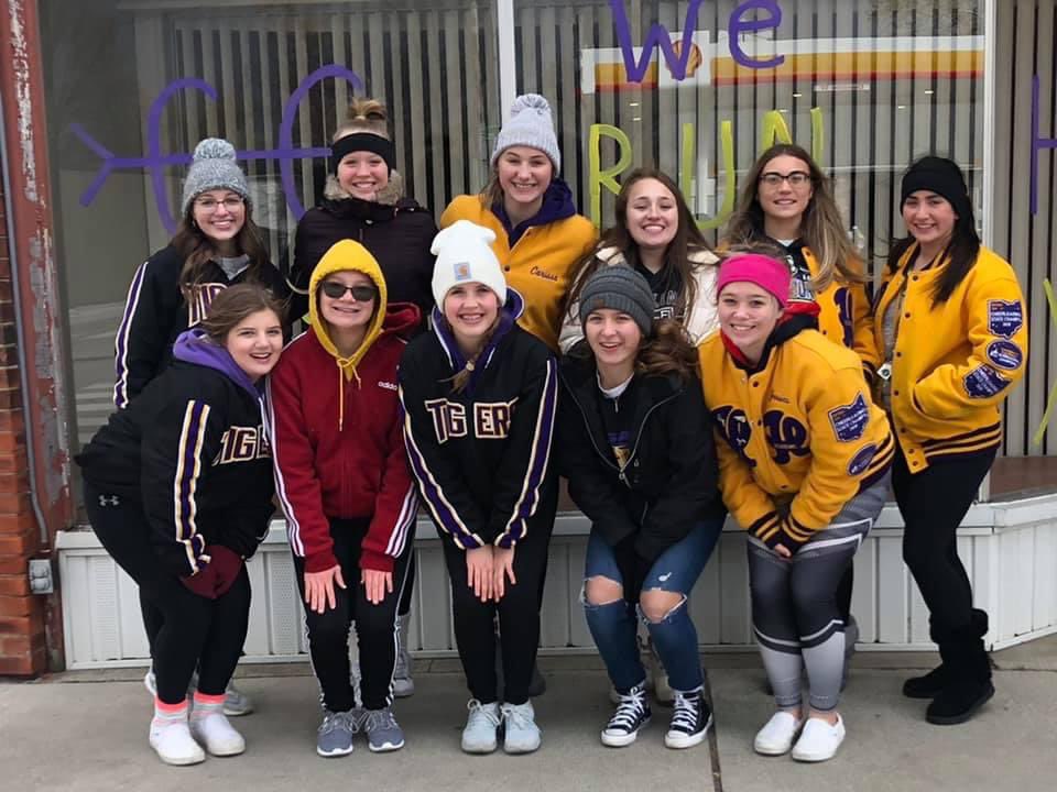 holgatecheer1's tweet photo. It was cold and windy yesterday, but some of my girls braved the weather to paint business windows in support of the boys cross country team heading to STATE this Saturday! Thank you to the business’ for letting us paint the windows! Good luck Holgate boys! https://t.co/KeXAydGq1u