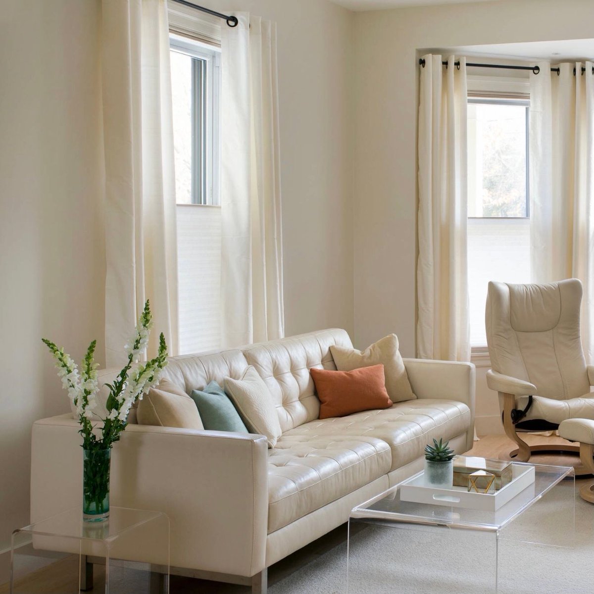 Arista_Homes's tweet image. #SoftColours like blue and orange are great colours for #decor this #season and going into #winter! Using throw pillows with these shades keep the space light while having some warmth! 

New release of lots #WhitbyMeadows! Freehold Towns, Semis, 30' &amp;amp; 36' singles from the $600s!