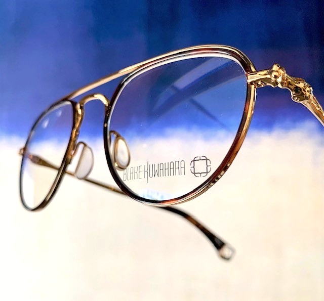 OptometrySD's tweet image. When you&apos;re ready to stand out. #DetailsMatter

Introducing the BK 1005 in Gold, from Blake Kuwahara&apos;s Grey Label Collection. The end pieces and hinge are cast as a bone/joint 🦴 to achieve realistic and dimensional detail. #sandiegostyle #availablenow