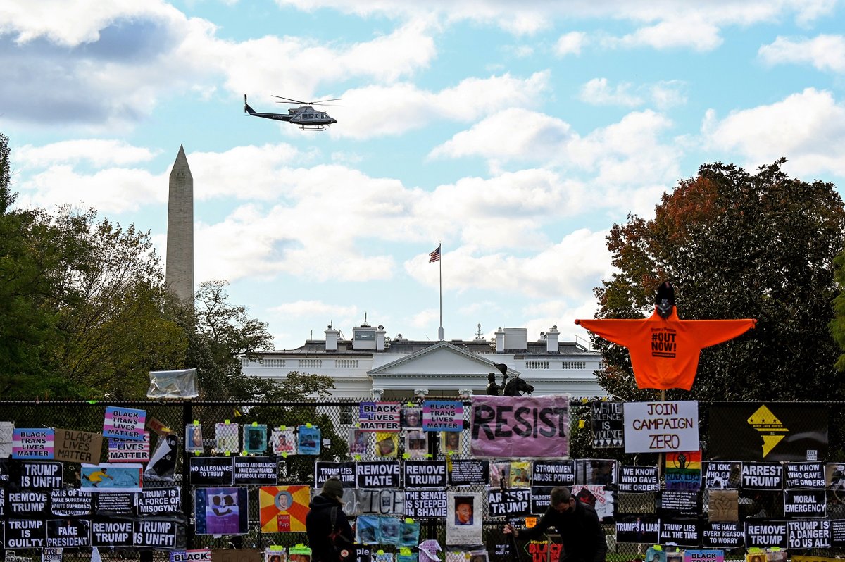 NBCNews's tweet photo. The White House seen behind a fence and protest posters on the day before 2020 Election Day.

📷 Erin Scott / Reuters https://t.co/SxwQuMXOT9