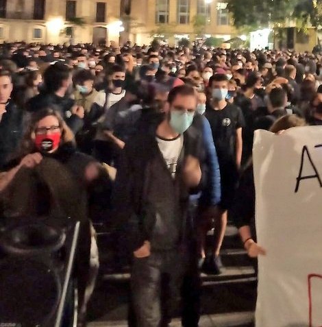 EmiliodelRiver's tweet photo. Manifestación contra los desahucios en Barcelona, esta gente no para de mentir es increíble. #VoxEsViolencia https://t.co/Fw6L1Jofrg