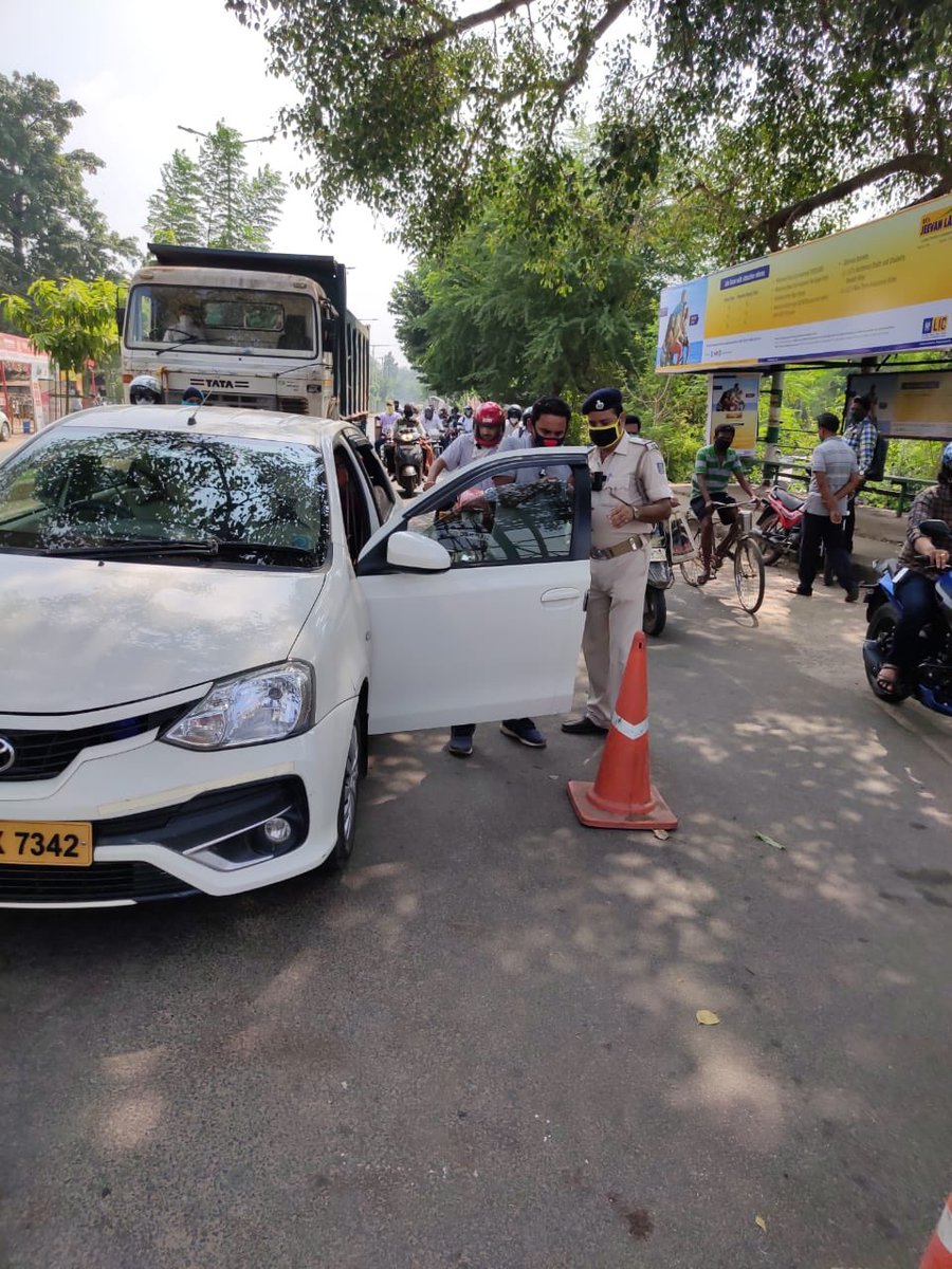dcp_cuttack's tweet photo. Our #TrafficEnforcementDrive is continuing against use of black films & tinted glass in cars effectively ensured by the Cuttack Traffic team towards prevention of crime & the drive was also followed by citizen awareness programme. #ObeyTrafficRules #StaySafe
@CMO_Odisha https://t.co/le4h7NruOE